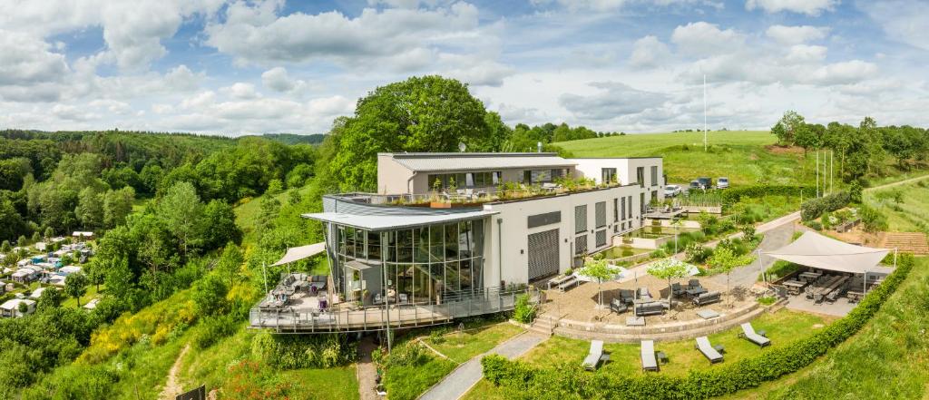 una vista aérea de un edificio en una colina en Boutiquehotel Genusswerk Eifel en Körperich