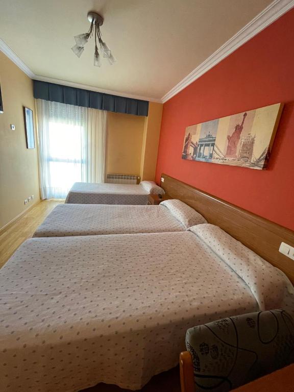 Cama o camas de una habitación en Hostal Santiago 2