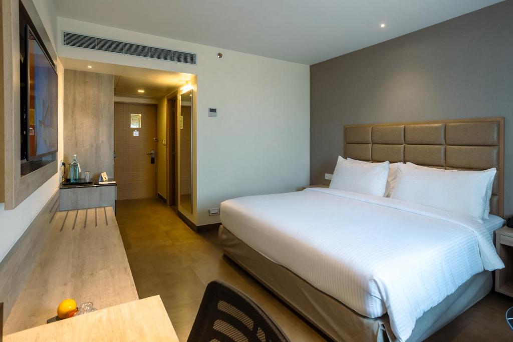 Postel nebo postele na pokoji v ubytování Amika Hotel,Madurai - Near Airport