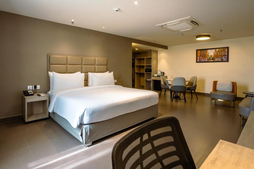 Postel nebo postele na pokoji v ubytování Amika Hotel,Madurai - Near Airport