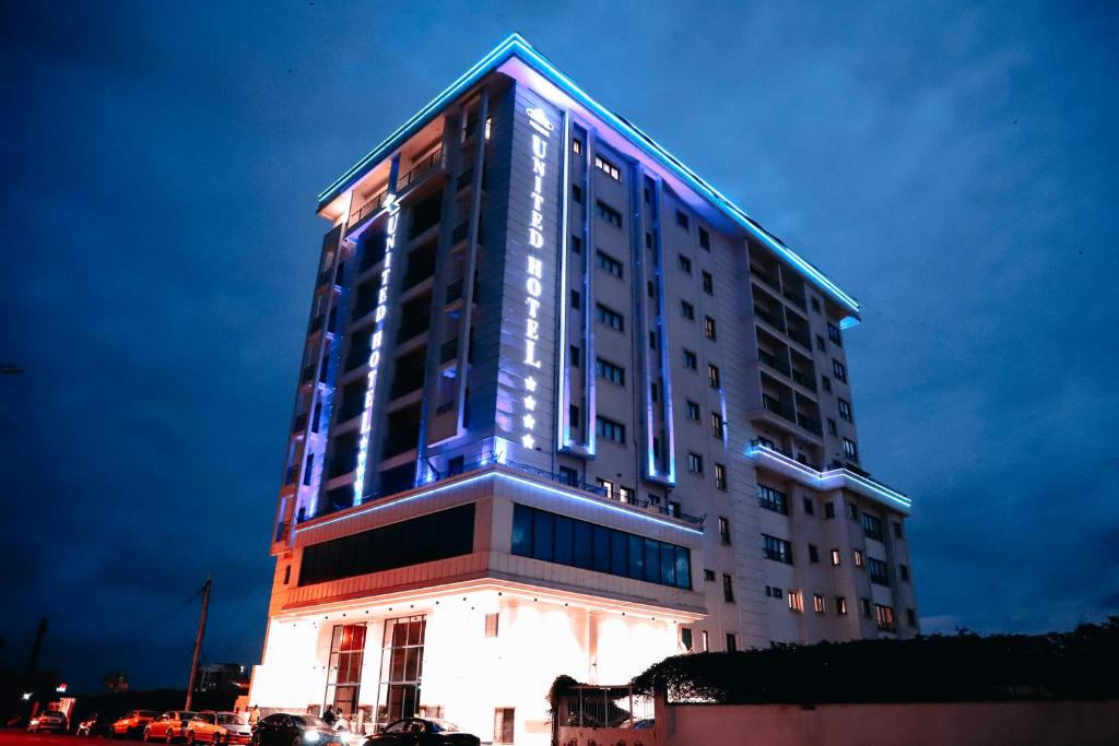 un edificio alto con luces azules encima en UNITED HOTEL INTERNATIONAL en Yaundé