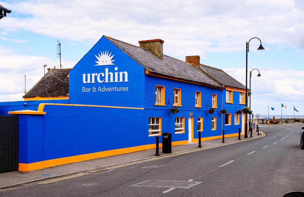 un edificio azul al lado de una calle en urchin Loft, en Ardmore