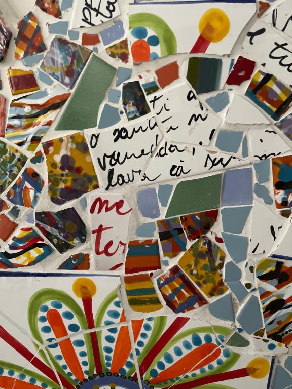 une œuvre d’art avec une note tapissée sur une mosaïque dans l'établissement Casetta rosa Taormina, à Taormine