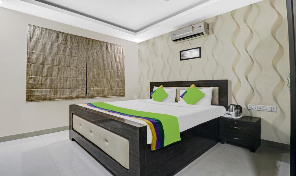 um quarto com uma cama grande e uma janela em Treebo Trend Elite Premium Homes em Bangalore