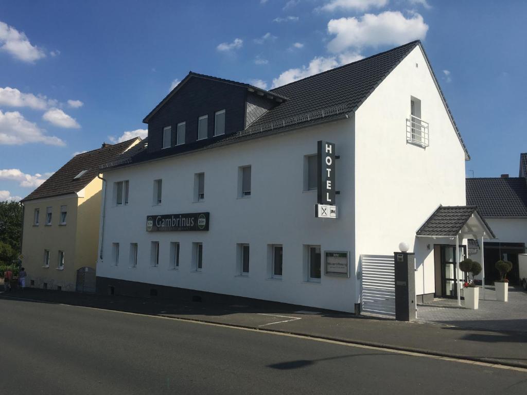 ein weißes Gebäude an der Straßenseite in der Unterkunft Ferienwohnung Gambrinus in Hotel Gambrinus in Wetzlar