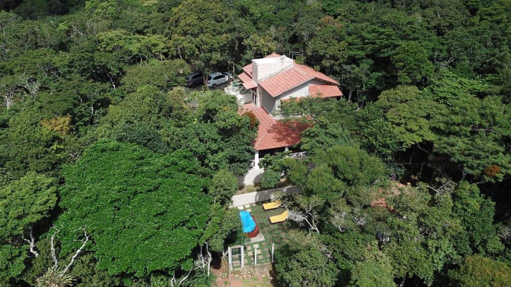 una vista aérea de una casa en el bosque en Vila Mulungu Casa, en Mulungu