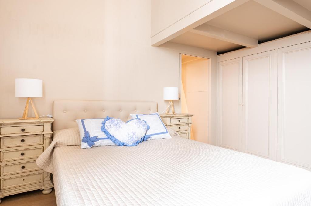 Posteľ alebo postele v izbe v ubytovaní Central and Roomy near the Station and Duomo - HomeUnity