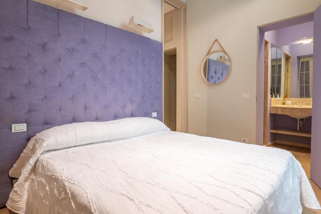 Posteľ alebo postele v izbe v ubytovaní Central and Roomy near the Station and Duomo - HomeUnity