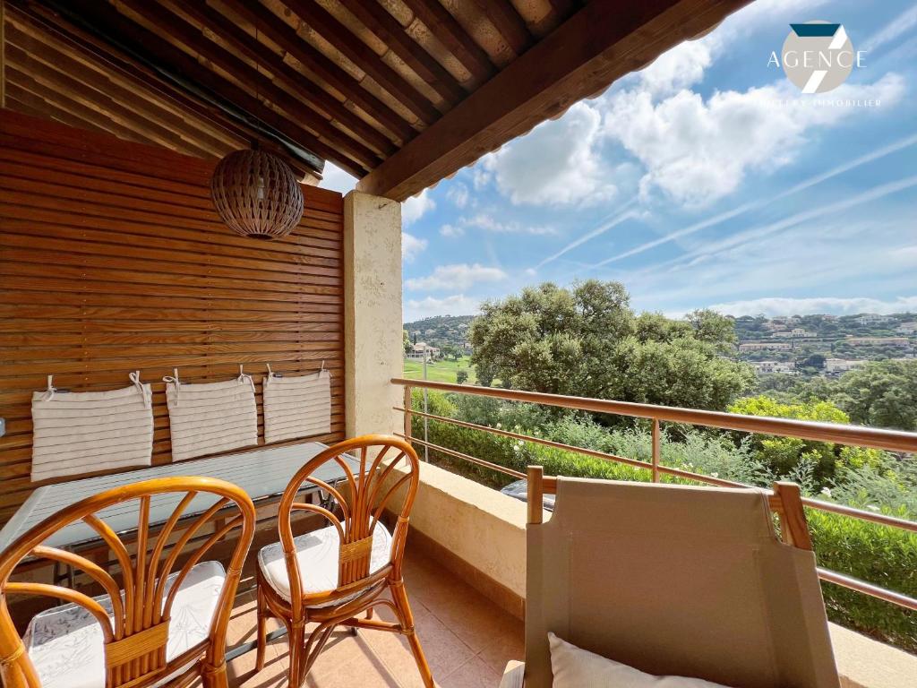d'un balcon avec des chaises et une table offrant une vue. dans l'établissement THE BLUE GOLF, à Sainte-Maxime