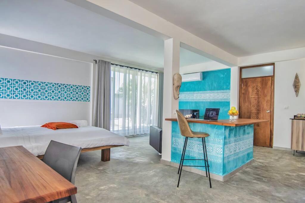 um quarto com uma cama, uma secretária e uma mesa em Contemporary Private Studio with Pool and Kitchen em Beira