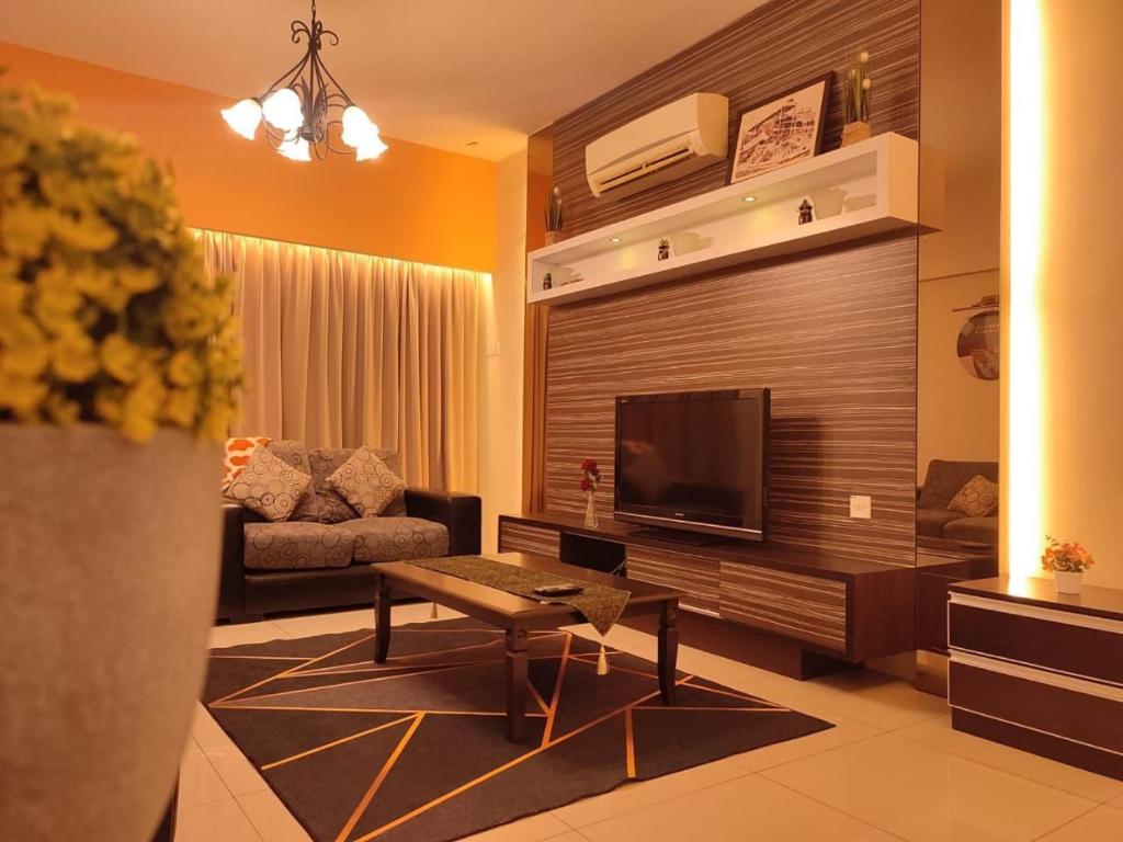 sala de estar con sofá y TV en Ipoh Premier Suites @ Kinta Riverfront by DDV, en Ipoh
