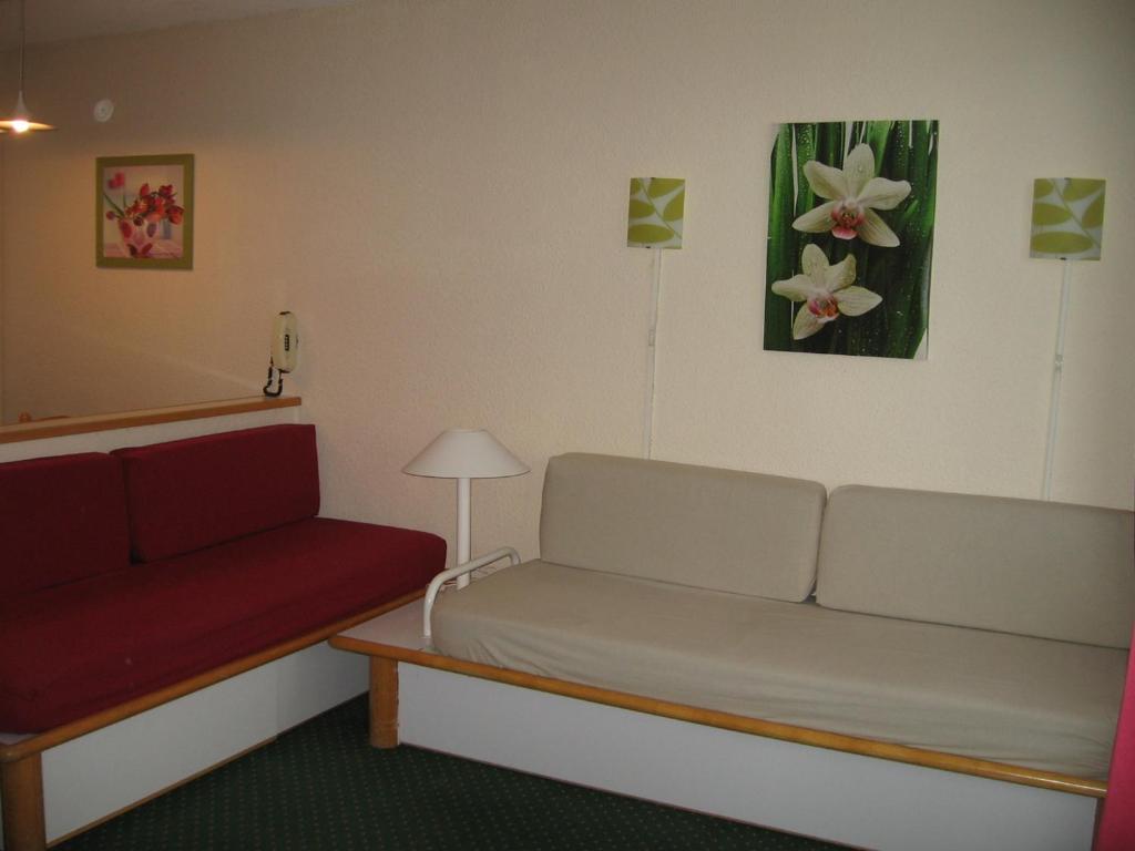 ラ・プラーニュにあるAppartement La Plagne, 2 pièces, 4 personnes - FR-1-353-45のリビングルーム(ソファ、赤い椅子付)