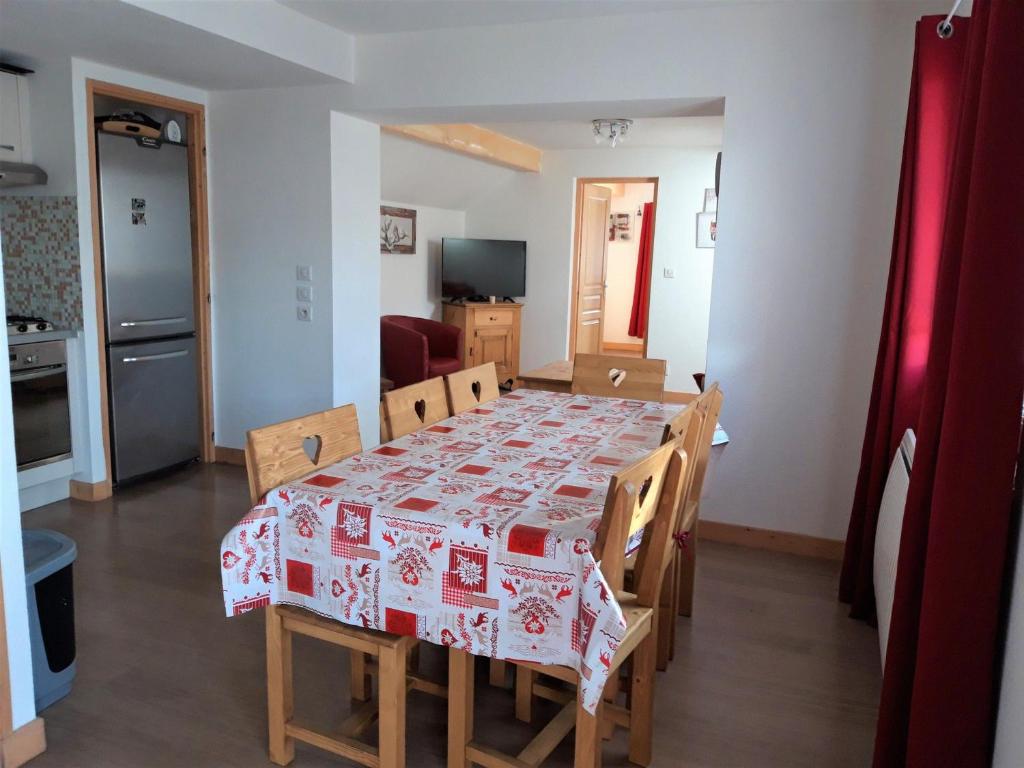 une salle à manger avec une table et des chaises et une cuisine dans l'établissement Appartement spacieux 3*, 1er étage d’un chalet, centre village, proche commerces et pistes, 200m des pistes - FR-1-618-3, à Albiez-Montrond