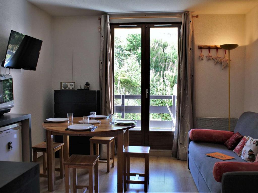 een woonkamer met een tafel en een bank bij Appartement Risoul, 1 pièce, 4 personnes - FR-1-330-503 in Risoul