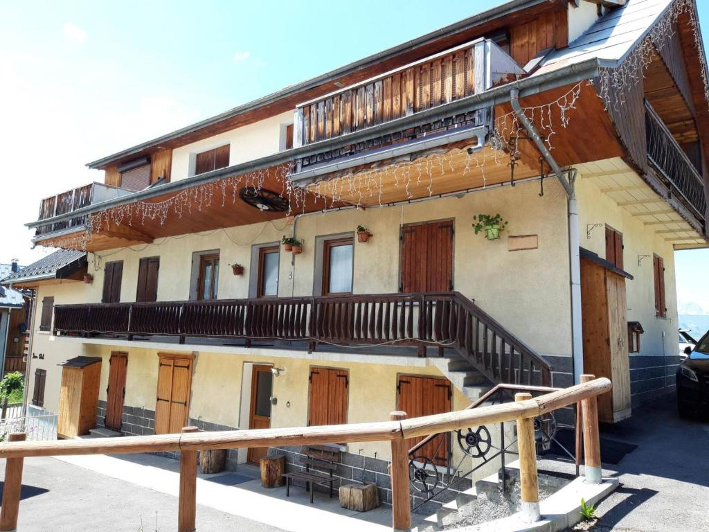 a building with wooden doors and stairs on it at Appartement Albiez-Montrond, 2 pièces, 5 personnes - FR-1-618-7 in Albiez-Montrond