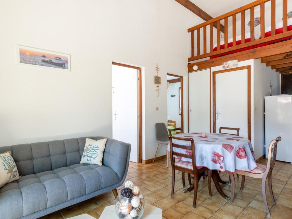 un salon avec un canapé et une table dans l'établissement Maison 6 pers. à Biscarrosse Plage - Proche mer, quartier calme, cour fermée, tout confort - FR-1-521-202, à Biscarrosse