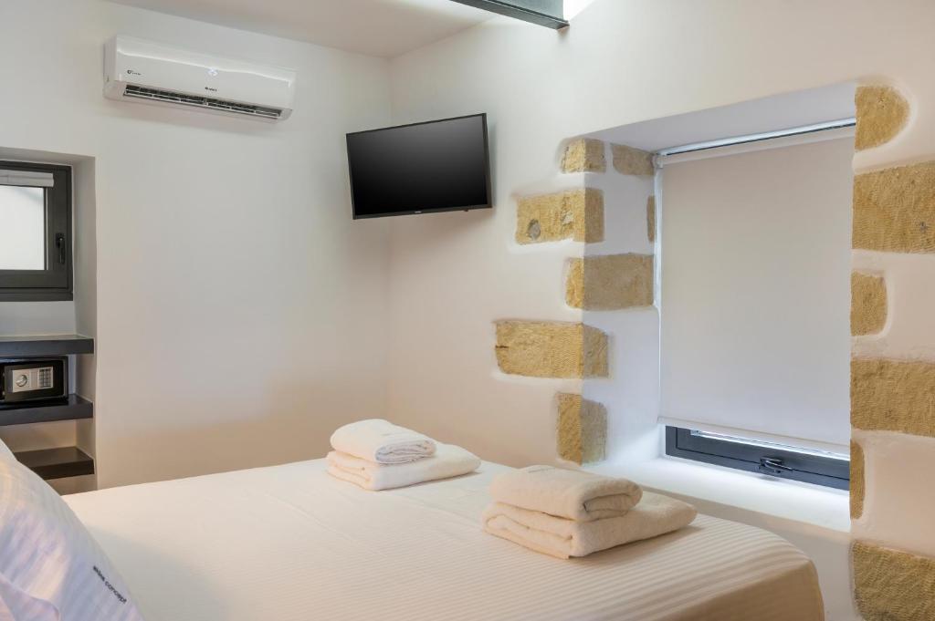 A television and/or entertainment centre at Skins Concept Boutique Apartment