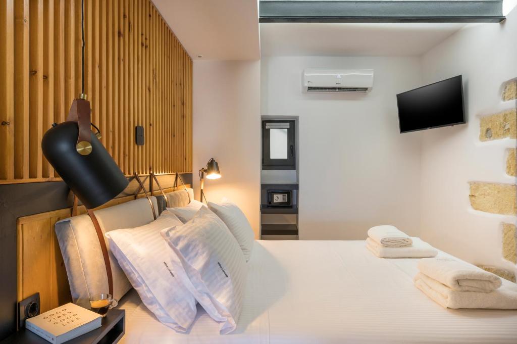 A television and/or entertainment centre at Skins Concept Boutique Apartment