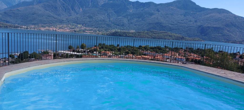 VercanaにあるMy Holidays - Residenza Il Poggioの山々を背景にした大型スイミングプール