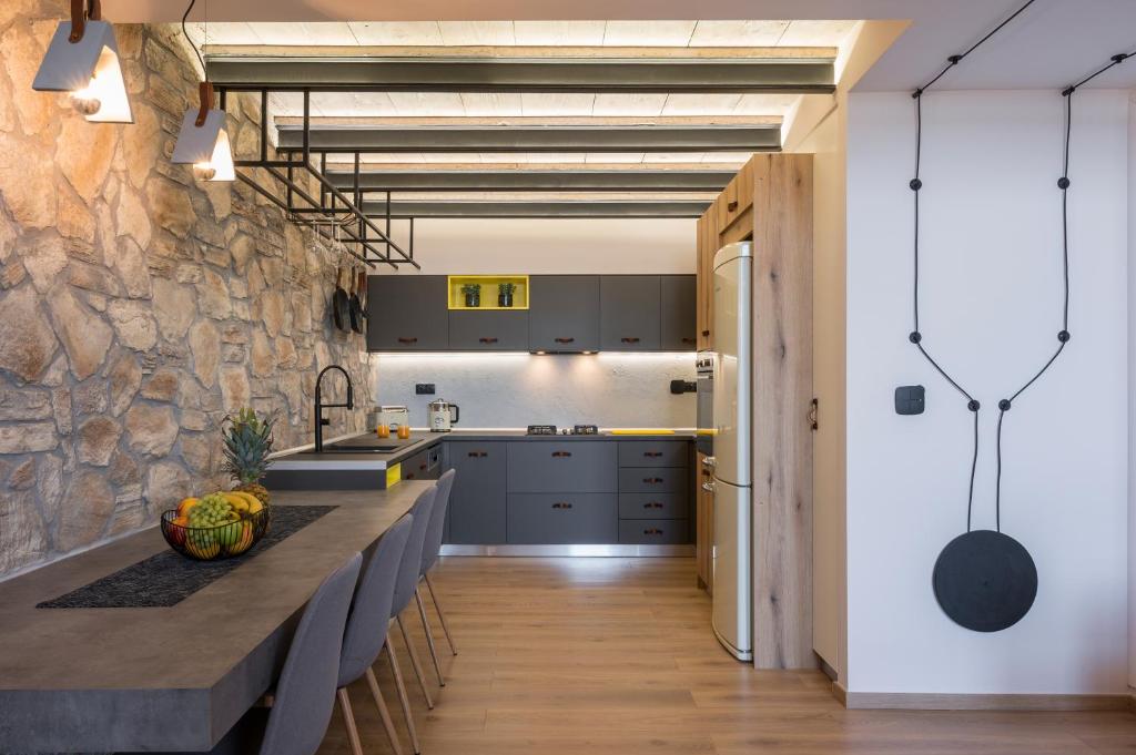 A kitchen or kitchenette at Skins Concept Boutique Apartment