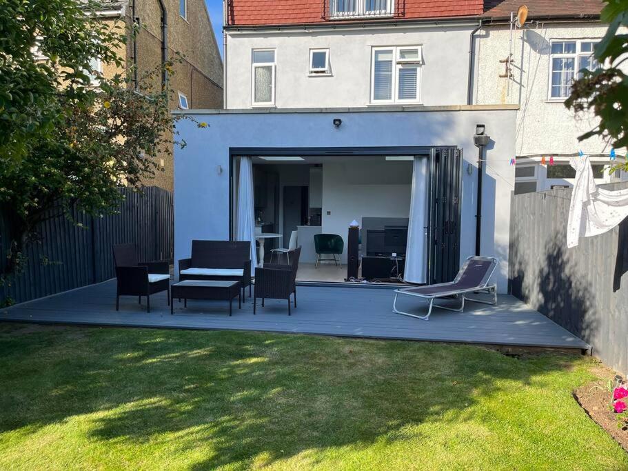 A beautiful one bedroom flat with garden & parking