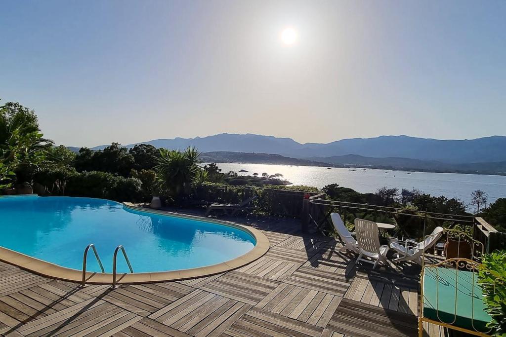basen na tarasie z widokiem na wodę w obiekcie Villa charmante à Porto-Vecchio avec piscine w mieście Porto-Vecchio