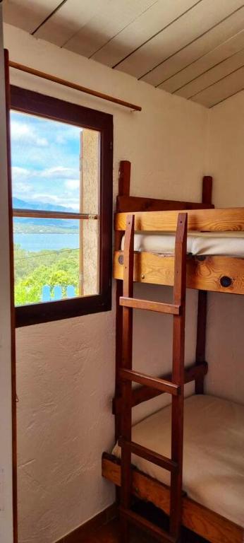 Pokój z 2 łóżkami piętrowymi i oknem w obiekcie Villa charmante à Porto-Vecchio avec piscine w mieście Porto-Vecchio