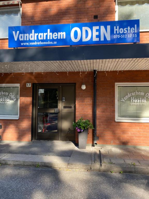 un bâtiment avec un panneau indiquant l'hôpital vanderbilt dans l'établissement Vandrarhem Oden, à Odensbacken