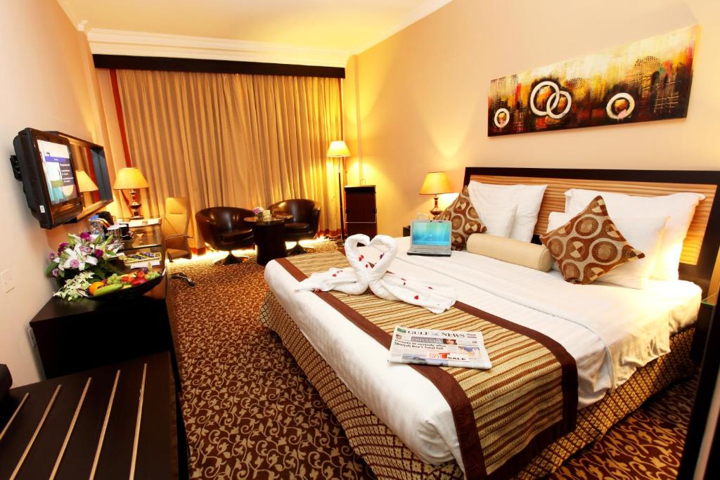 ドバイにあるドラス ホテルの大型ベッド(リボン付)が備わる客室です。