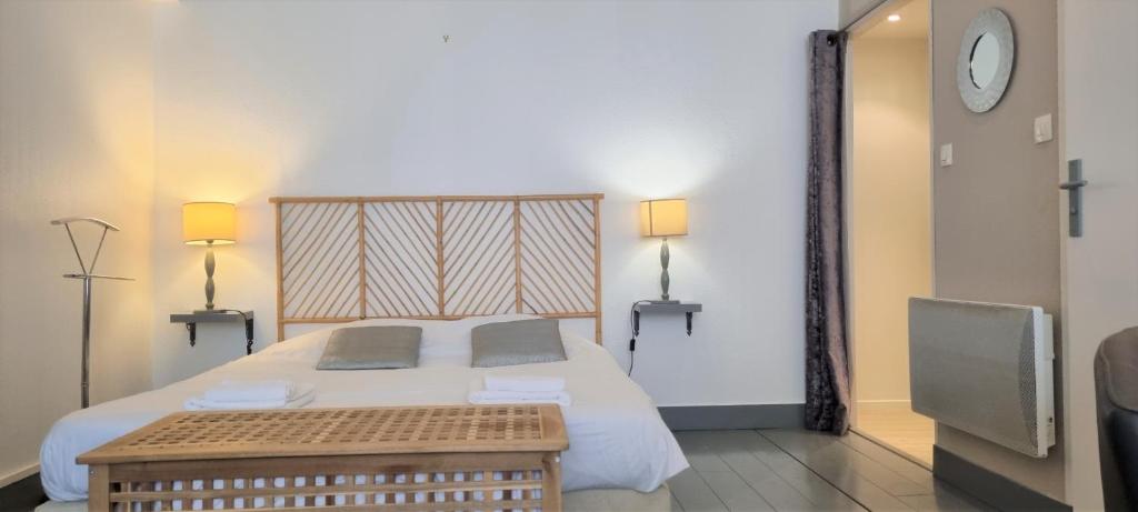 Giường trong phòng chung tại Little Suite - Suzanne