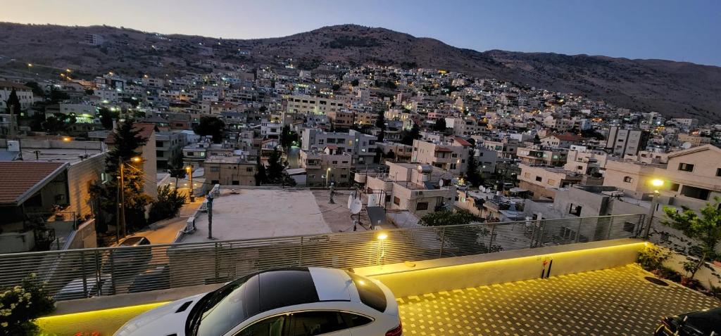 - une vue sur la ville depuis le parking dans l'établissement Snow View Suite סוויטת סנו וויו, à Majdal Shams
