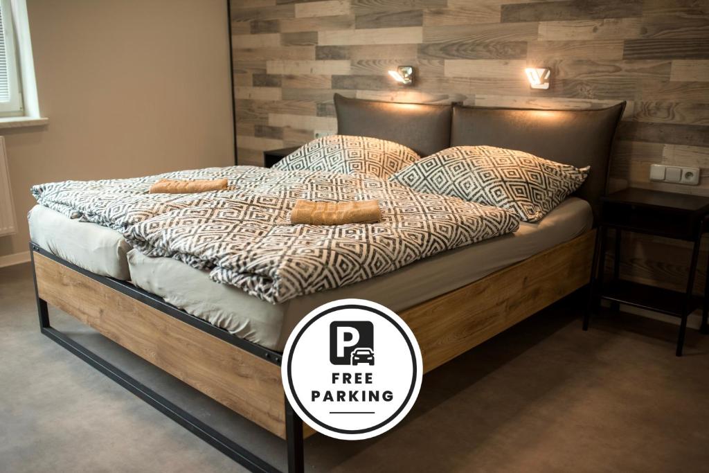 ein Schlafzimmer mit einem Bett und einem kostenlosen Parkschild darauf in der Unterkunft Penzion Moon in Ostrava