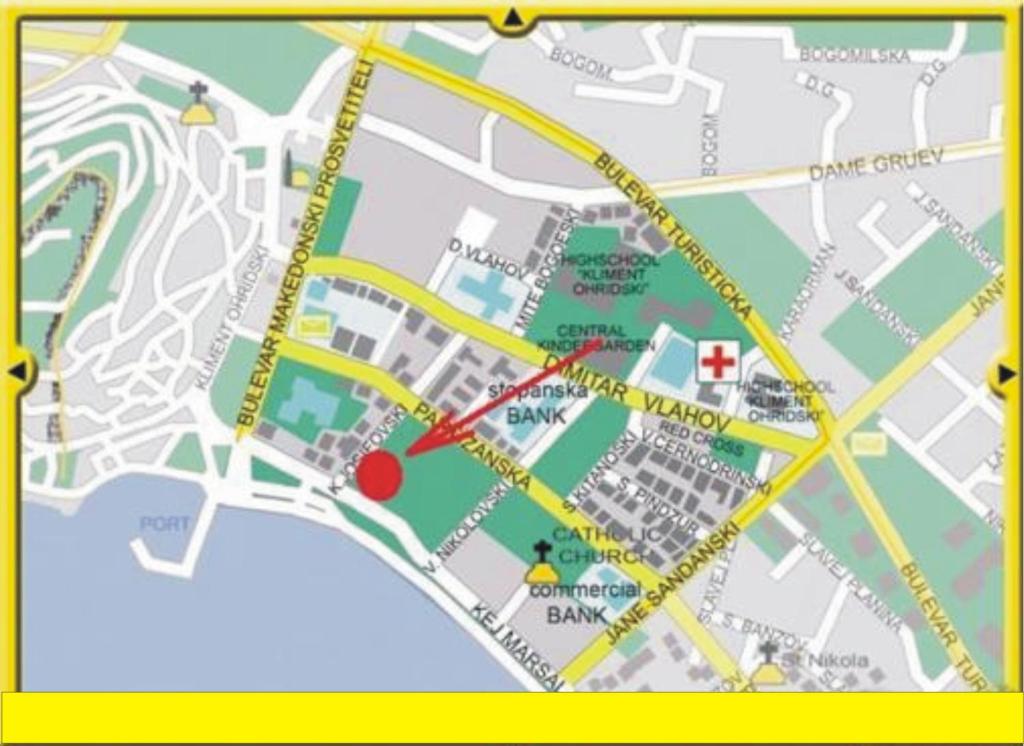 um mapa com um círculo vermelho e uma linha amarela em Apartment NAUM M em Ohrid