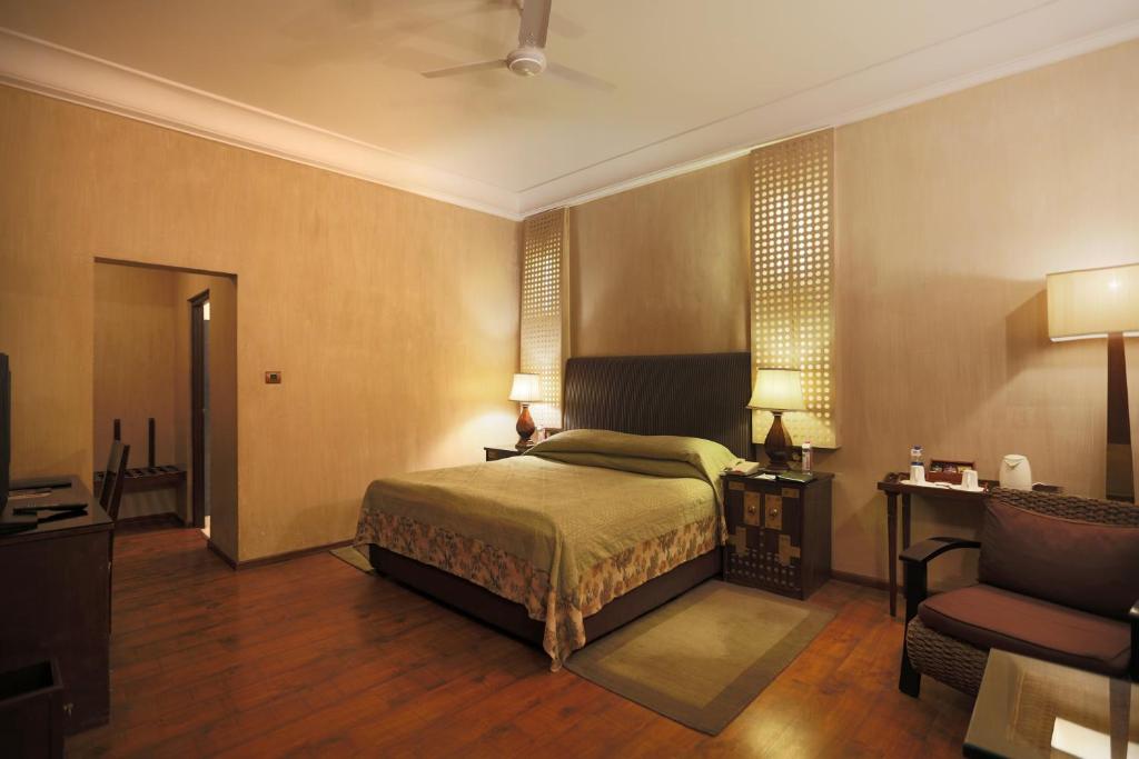 Postel nebo postele na pokoji v ubytování Ajit Bhawan - A Palace Resort