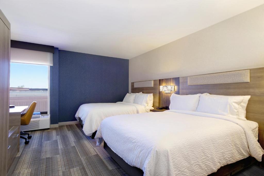 Postel nebo postele na pokoji v ubytování Holiday Inn Express & Suites Phoenix - Tempe by IHG