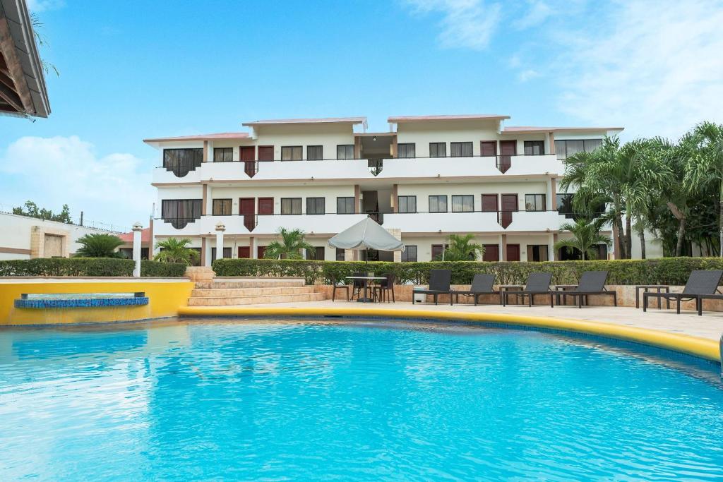 um hotel com piscina em frente a um edifício em Hotel Silvestre em La Romana