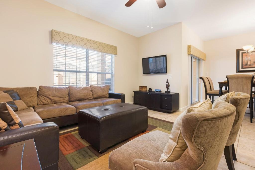 4 Bedrooms - 3 Bathrooms - Paradise Palms 8963 Cat - Four-Bedroom Holiday Home