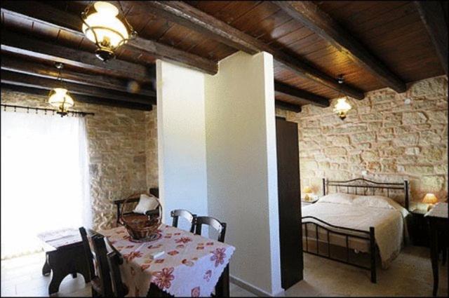 Postel nebo postele na pokoji v ubytování Esperides Stone Houses