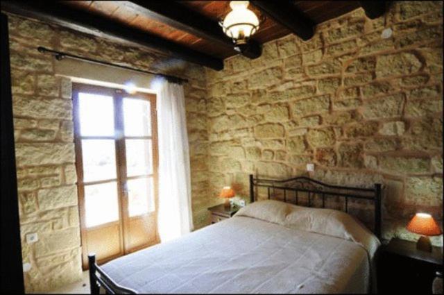 Postel nebo postele na pokoji v ubytování Esperides Stone Houses
