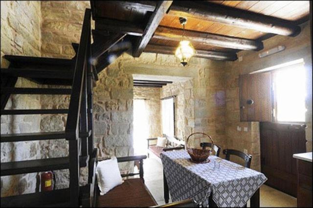Postel nebo postele na pokoji v ubytování Esperides Stone Houses