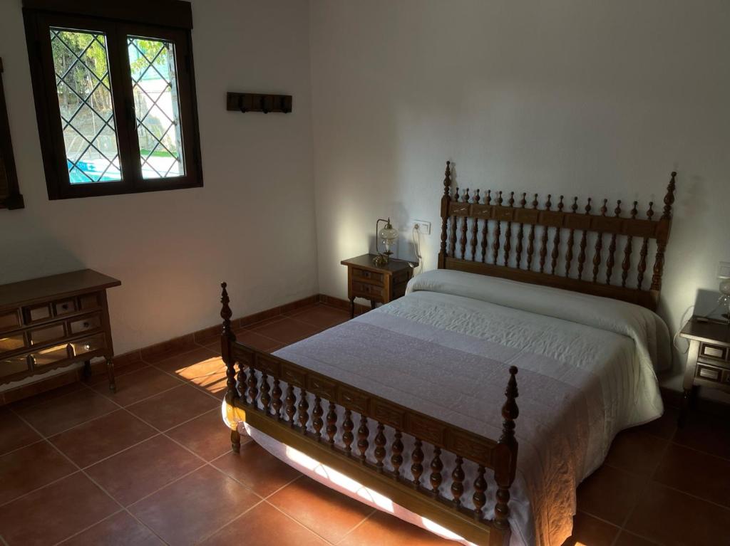 a bedroom with a large bed and a window at Casa Rural La Moraleja in Villanueva del Arzobispo