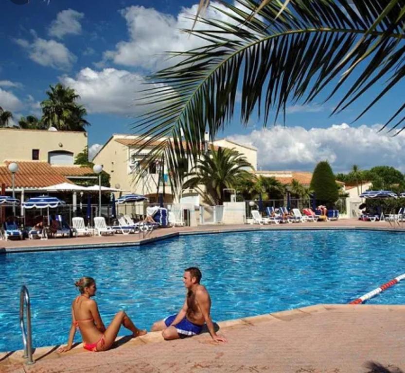 Bazén v ubytovaní Résidence haut de gamme - 45m2 refait à neuf en juin 2024 avec très grande piscine chauffée alebo v jeho blízkosti