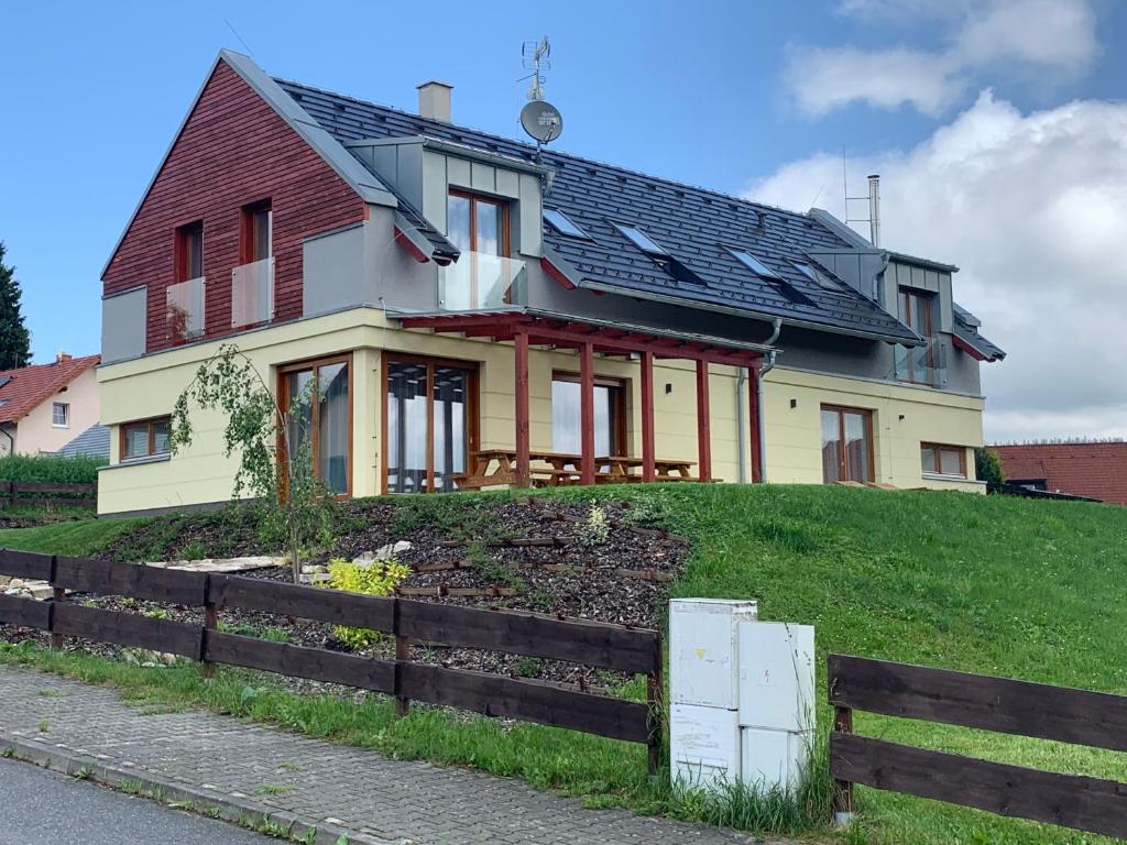 une maison assise au sommet d'une colline dans l'établissement Kašperky 440, à Kašperské Hory