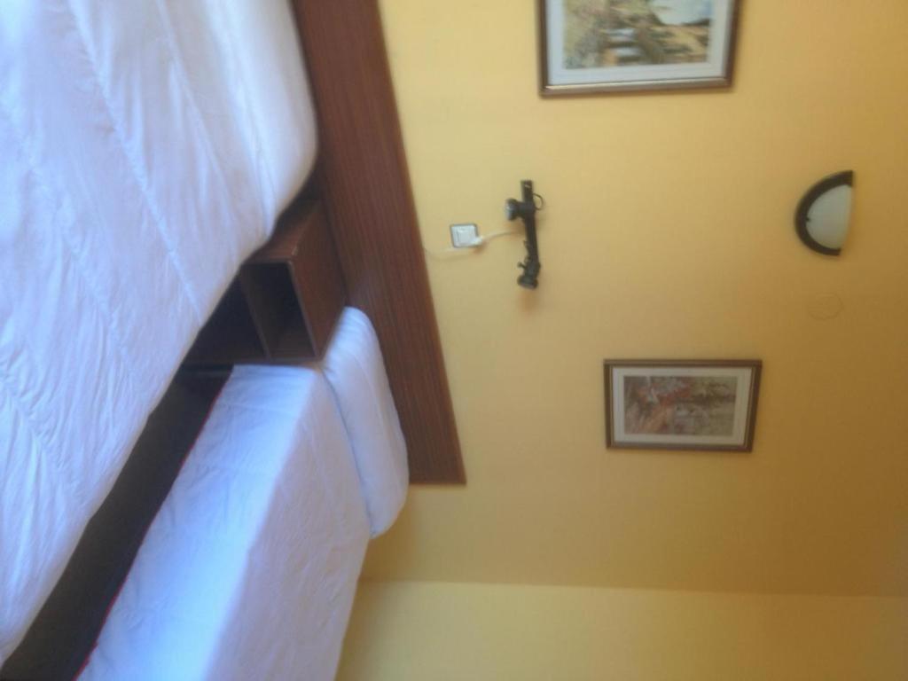 Łóżko lub łóżka w pokoju w obiekcie Hostal de Berria