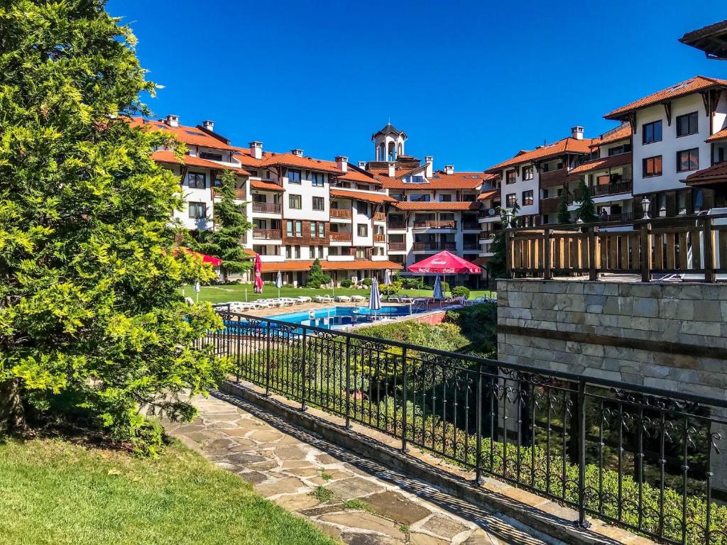Bazén v ubytování Bansko Royal Towers Apartments - Gondola View nebo v jeho okolí