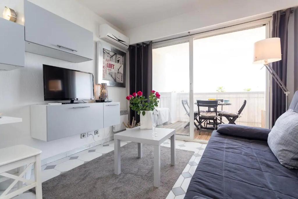 un salon avec un canapé et une télévision dans l'établissement Modern Studio Apt w/Balcony/Port Views/nr Old Town, à Antibes