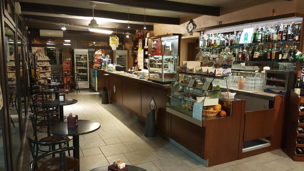 un bar en un restaurante con mesas y bebidas en Cafe del peso, en Cavour