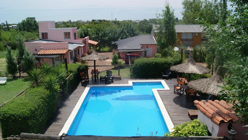 an image of a swimming pool at a resort at Cabañas Peumayen in Colón