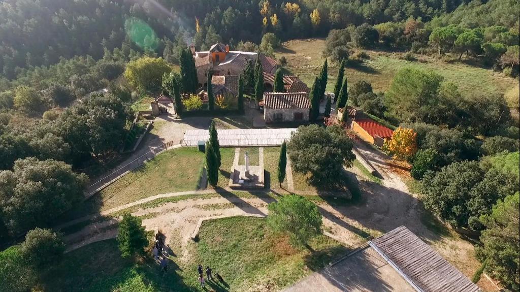 uma vista aérea de uma casa numa colina em Fortaleza Medieval La Manyosa em Granera