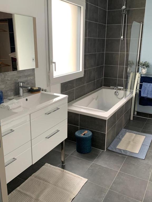 Kúpeľňa v ubytovaní maison de charme avec jardin,pacé,proche de Rennes